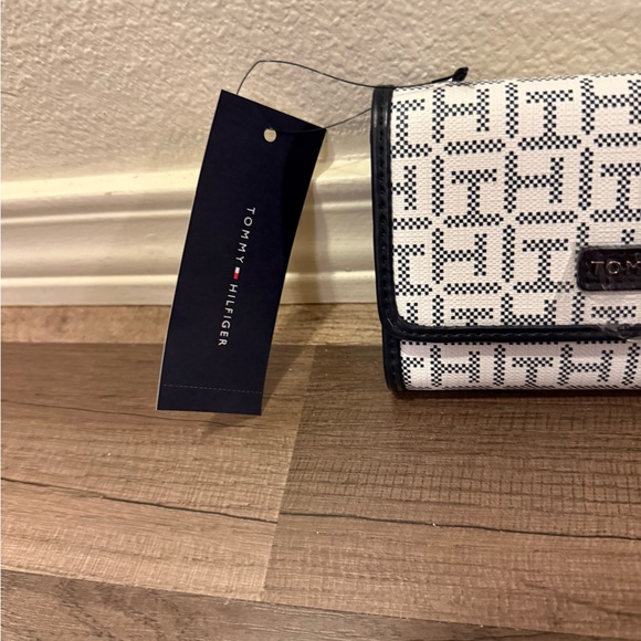 Tommy Hilfiger Monogram Black and White Wallet - Picture 7 of 9